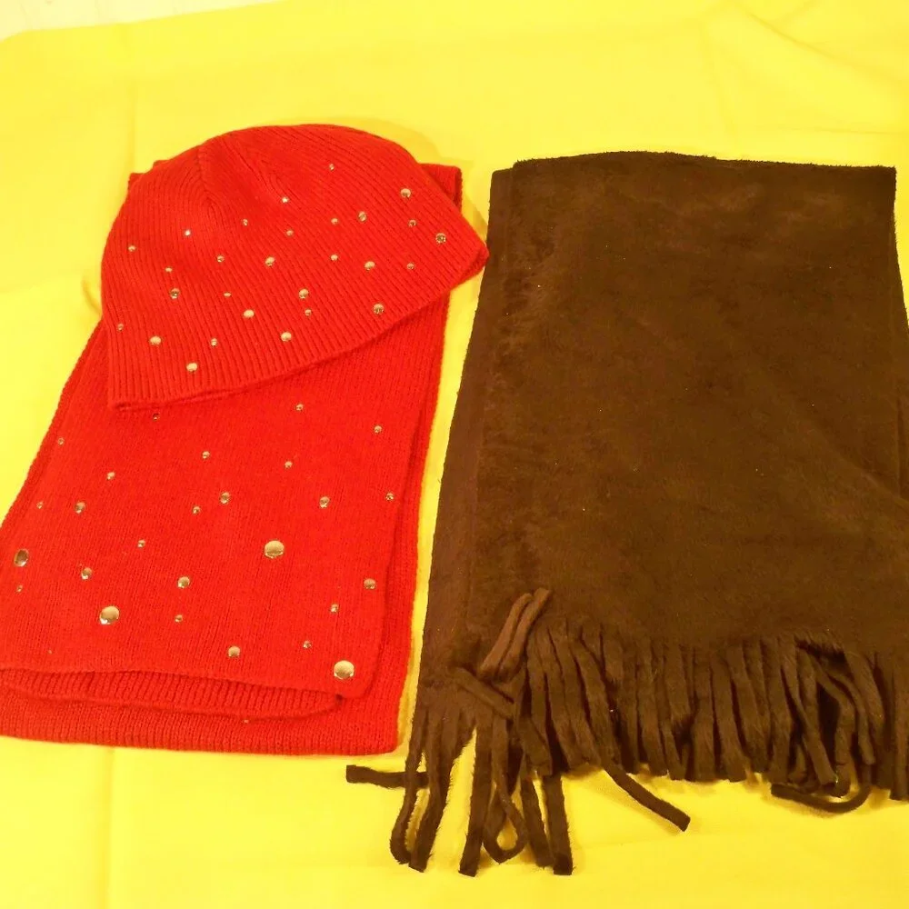 Assorted *Gloves, Mittens, Scarfs, Toboggan/Hat